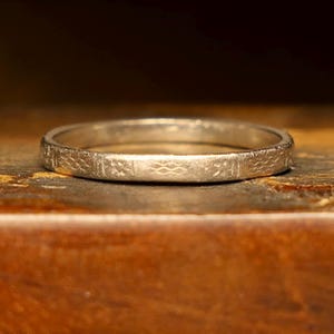 1930er Jahre, Art Deco, Platin Ring, facettiert, geätzter Bandring