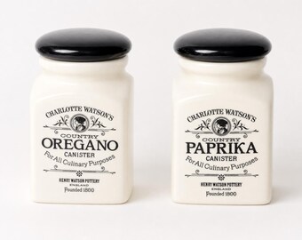 Set di 2 barattoli in ceramica per origano e paprika "Country" di Charlotte Watson, Henry Watson Pottery, Inghilterra, contenitori per alimenti da cucina.