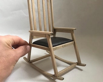 Chaise à bascule miniature en bois à l'échelle 1:6 - Meubles de maison de poupée