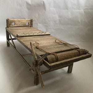 Middeleeuws rek – schaal 1:6 houten miniatuur martelapparaat