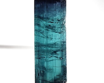 Cristal de turmalina indicolita, espécimen de Afganistán, 8,8 quilates