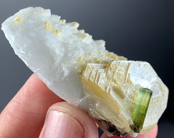 Hermoso ejemplar de turmalina que combina moscovita y feldespato grabado. 29,7 gramos.