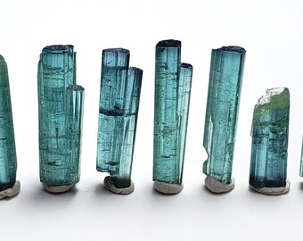 Cristales de turmalina indicolita, espécimen de piedra preciosa en bruto (17,3 quilates)