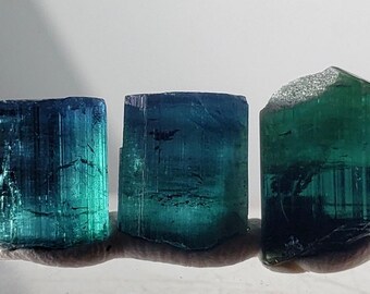 Indigolith Turmalin Kristall Specimen, Rohedelstein (15.7 Karat)