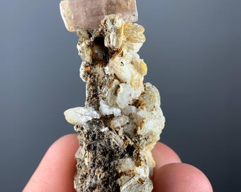 Muestra de feldespato combinado de apatita rosa de Pakistán Skardu 15 gramos
