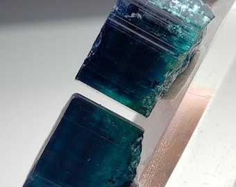 Ejemplar de cristal de turmalina indicolita, piedra preciosa en bruto, 22,8 quilates