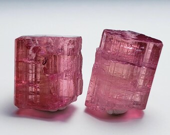 Cristales de turmalina de color rosa procedentes de la mina Paprok de Afganistán. Turmalina en bruto de 12 quilates.