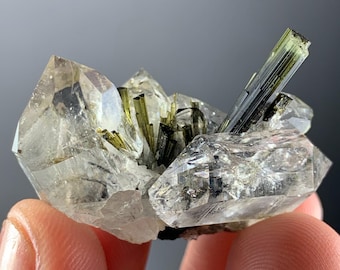 Ejemplar de cuarzo turmalina, forma mineral única (12 gramos)