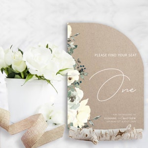 Numero del tavolo nuziale Woodland Memories, nome, carta Kraft, verde salvia, fiori, moderno, elegante, floreale, rustico, sagomato, su misura, cancelleria