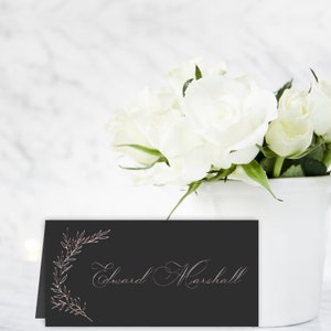 Tarjeta de nombre de boda con elegancia atemporal: tarjeta de lugar, rústica, negra, con contorno, metalizada, personalizada, con logotipo, hojas, lujo
