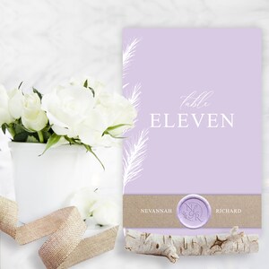 Rustic Moments - Numero del tavolo nuziale, nome, Kraft, fiori, moderno, lilla, floreale, rustico, foglie di eucalipto, su misura, cancelleria