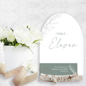 Bohobruid bruiloft tafelnummer, naam, boho, saliegroen, boogvorm, modern, elegant, bloemen, rustiek, eucalyptus, op maat gemaakt, briefpapier