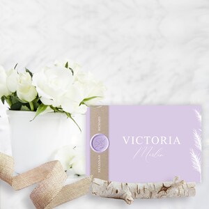 Tarjeta de nombre de boda Rustic Moments: rústica, floral, con contorno, lila, personalizada, con sello de lacre, kraft, morada, estilo pampas, estilo bohemio.