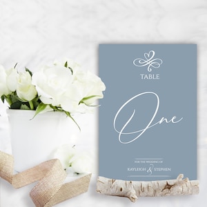 Promessa numero tavolo matrimonio, nome, blu polvere, fiori, moderno, elegante, floreale, rustico, foglie di eucalipto, su misura, cancelleria