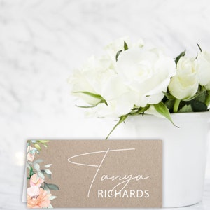 Tarjeta de nombre de boda con inicios de cuento de hadas: rústica, floral, tropical, kraft, personalizada, moderna, bohemia, blanca, con hojas y rubor.