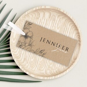 Tarjeta de nombre de boda Wildflower Dreams: tarjeta de lugar, rústica, floral, contorno, kraft, personalizada, hojas, etiqueta