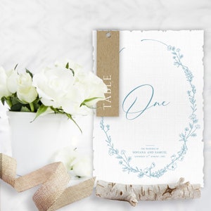 Rustic Dreams - Numero del tavolo nuziale, nome, Kraft, fiori, moderno, blu polvere, floreale, rustico, foglie di eucalipto, su misura, cancelleria