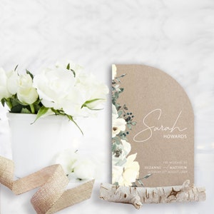 Tarjeta de nombre de boda Woodland Memories: tarjeta de lugar, rústica, floral, contorno, kraft, marfil, a medida, arco
