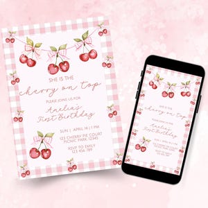 Op de afbeelding: Een roze en wit geruit uitnodigingskaartje met de tekst "She is the cherry on top" en "Amelia's First Birthday". De uitnodiging bevat aquarel kersen en strikken. Een smartphone toont hetzelfde ontwerp.