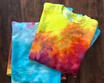 Bluza z okrągłym dekoltem w stylu tie-dye w kolorze „Sunset Skies” – zrównoważona/przyjazna dla środowiska