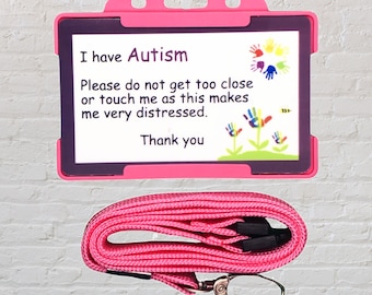 Puede incluir: Lanyard rosa con un porta-tarjeta de identificación de plástico rosa. La tarjeta tiene un borde morado y dice "Tengo autismo. Por favor, no te acerques demasiado ni me toques, ya que esto me pone muy nervioso. Gracias". La tarjeta tiene un diseño de huellas de manos de colores.