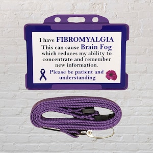 Tengo una tarjeta y un cordón de concientización sobre la discapacidad por fibromialgia
