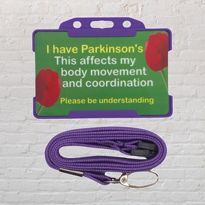 Tengo una tarjeta y un cordón de concientización sobre la discapacidad de Parkinson
