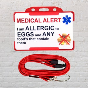 Tarjeta de alerta médica y cordón para concientización sobre la alergia al huevo