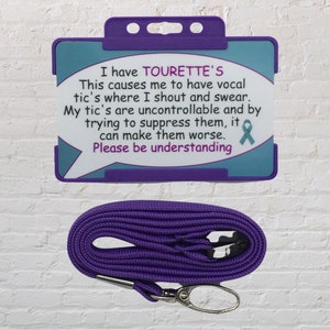 Tengo una tarjeta de identificación y un cordón de concientización sobre el síndrome de Tourette