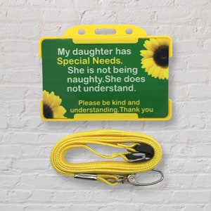 Mi hija tiene una tarjeta de identificación y un cordón de concientización sobre discapacidad y necesidades especiales