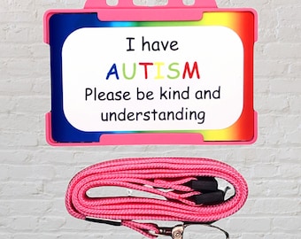 Puede incluir: Porta-tarjetas de plástico rosa con un cordón. La tarjeta tiene el texto "Tengo AUTISMO Por favor, sé amable y comprensivo". Las letras de la palabra AUTISMO son de diferentes colores.