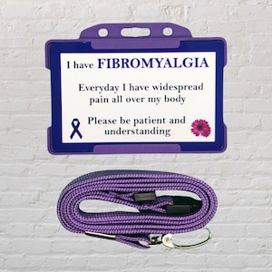 Tengo una tarjeta y un cordón de concientización sobre la discapacidad por fibromialgia