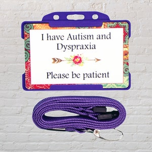 Tengo una tarjeta de identificación y un cordón de concienciación sobre autismo y dispraxia.