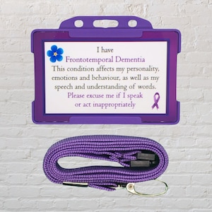 Tengo una tarjeta de identificación y un cordón para concientizar sobre la discapacidad por demencia frontotemporal