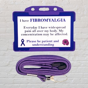 Tengo una tarjeta de concientización sobre la discapacidad por fibromialgia y un cordón