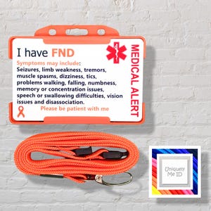 Peut inclure: Badge d'alerte médicale orange avec le texte "I have FND" et une liste des symptômes possibles. Comprend un cordon orange assorti et un petit logo carré avec le texte "Uniquely Me ID".