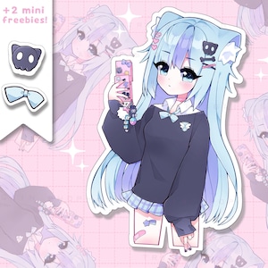 Puede incluir: Una ilustración digital de una niña de dibujos animados con cabello azul, vistiendo un suéter negro, una corbata de moño azul y una falda a cuadros. Ella sostiene un teléfono rosa con una funda negra. El fondo es rosa con un patrón de cuadrícula.