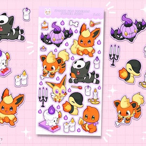 Puede incluir: Una hoja de pegatinas de Pokémon con temática de Halloween. Las pegatinas presentan varios personajes con disfraces espeluznantes, con diseños en naranja, negro y morado. La hoja incluye velas, huesos y otros elementos de Halloween. El texto en la hoja dice "SPOOKY VIBE POKEMON STICKER SHEET" y "TRYTRYAGAIN SHOP".