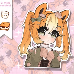 Puede incluir: Una pegatina con un personaje de dibujos animados con cabello naranja, que lleva una chaqueta verde y marrón, y tiene las manos juntas. El personaje tiene ojos grandes y un rubor en las mejillas. La pegatina tiene un borde blanco y está sobre un fondo rosa con un patrón de hojas. El texto "TRY TRY AGAIN SHOP" es visible en la esquina superior derecha de la imagen.