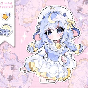 Puede incluir: Una pegatina con un personaje de estilo anime con cabello azul claro y un atuendo blanco y amarillo. El personaje tiene ojos grandes y una campana. El texto "+2 mini freebies!" es visible, junto con dos pegatinas más pequeñas. El fondo es rosa.