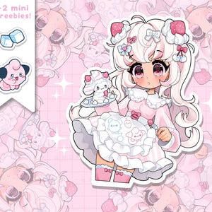 Puede incluir: Un personaje de estilo anime rosa y blanco con cabello largo blanco, vistiendo un vestido rosa y un delantal blanco, sosteniendo un plato con un pequeño pastel blanco. El personaje tiene ojos rosas y un lazo rosa en el cabello. El fondo es un patrón rosa y blanco.