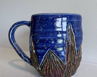 Tasse à café en poterie en céramique faite à la main bleue et rose avec poignée avec sculptures de montagne