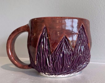 Tasse à café en poterie en céramique faite à la main rose et violet avec poignée avec sculptures de montagne
