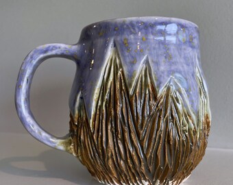 ライトパープルのラベンダーとブラウンのハンドメイド陶器コーヒーティーマグ、ハンドル付き、山の彫刻付き
