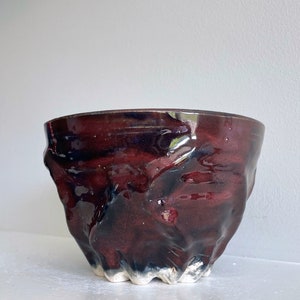 Bol à salade moyen en poterie en céramique rouge et noire avec texture en boucle image 2