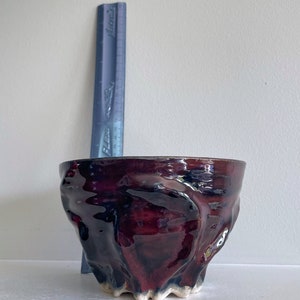 Bol à salade moyen en poterie en céramique rouge et noire avec texture en boucle image 1