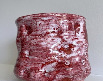 Petit vase de poterie en céramique fait main rouge et blanc avec des taches amusantes de forme et de texture