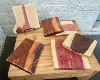 Tablas de charcutería pequeñas y de borde vivo