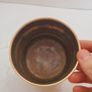 Blomkruka i massiv mässing, krukgömma i massiv mässing. Vintage kruka i mässing med (3) underlägg med blank åldrad patina. bild 2