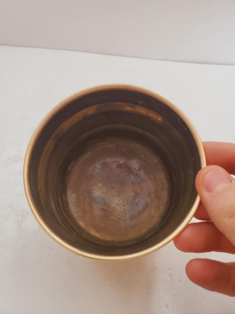 Blomkruka i massiv mässing, krukgömma i massiv mässing. Vintage kruka i mässing med (3) underlägg med blank åldrad patina. bild 2